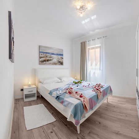 Charming House On The Beach And Deluxe Apartment Pula Oda fotoğraf