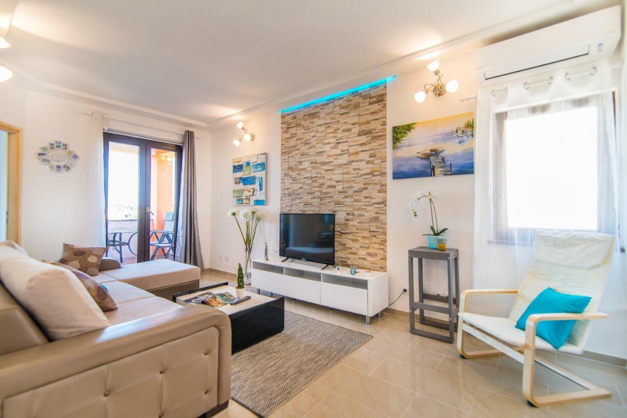 Charming House On The Beach And Deluxe Apartment Pula Dış mekan fotoğraf