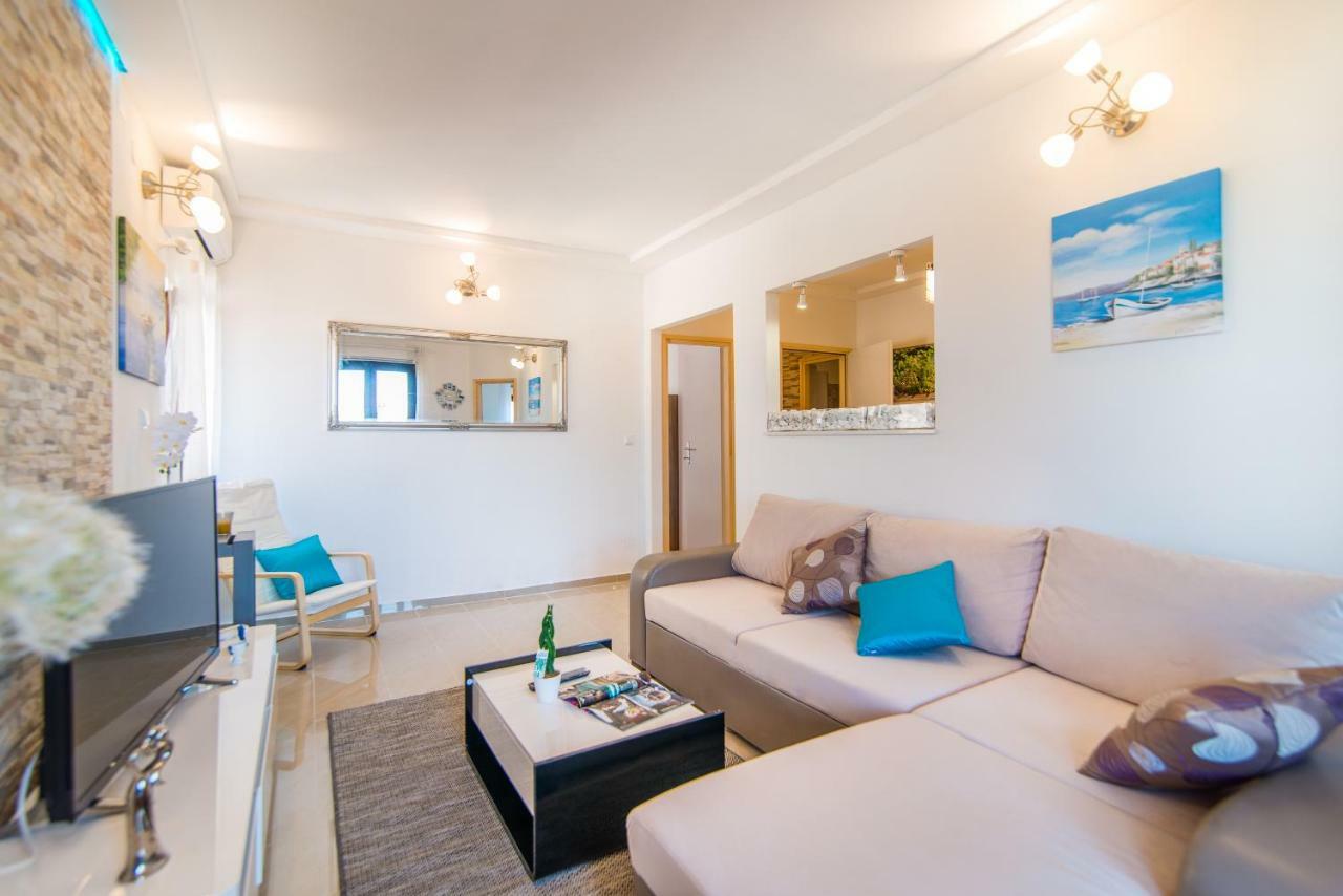 Charming House On The Beach And Deluxe Apartment Pula Dış mekan fotoğraf