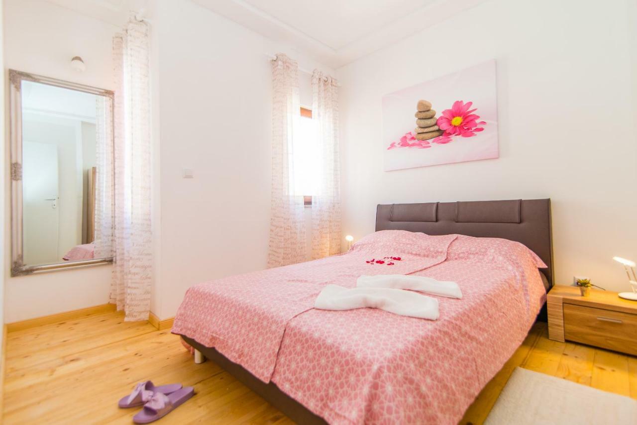 Charming House On The Beach And Deluxe Apartment Pula Dış mekan fotoğraf